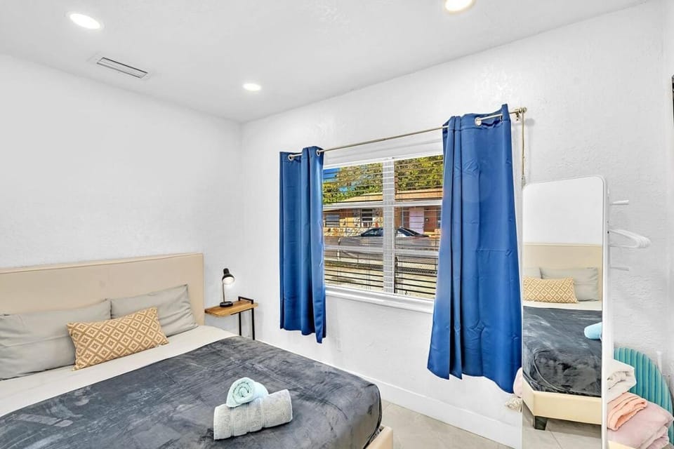 Boutique One Bdrm Close To Aventura Mall & Beach House in Hallandale Beach