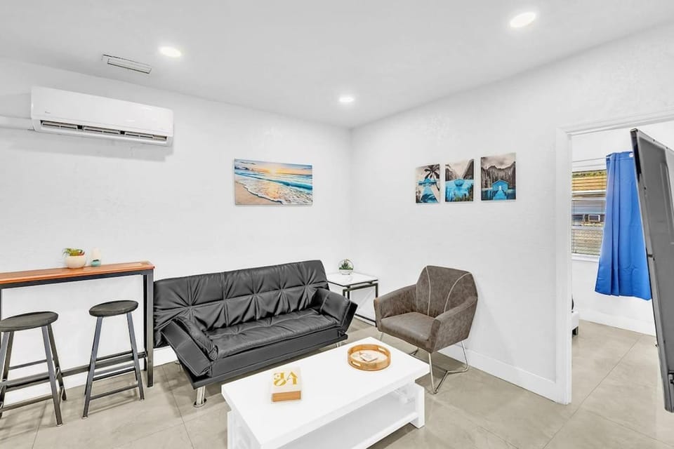 Boutique One Bdrm Close To Aventura Mall & Beach House in Hallandale Beach