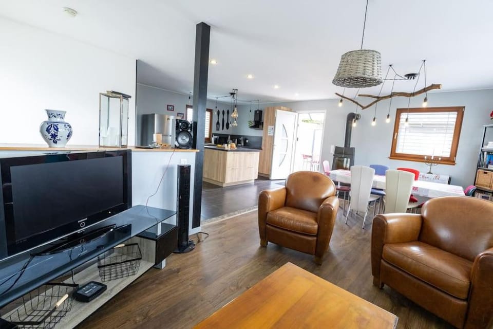 TV and multimedia, Kitchen or kitchenette, Living room, Seating area