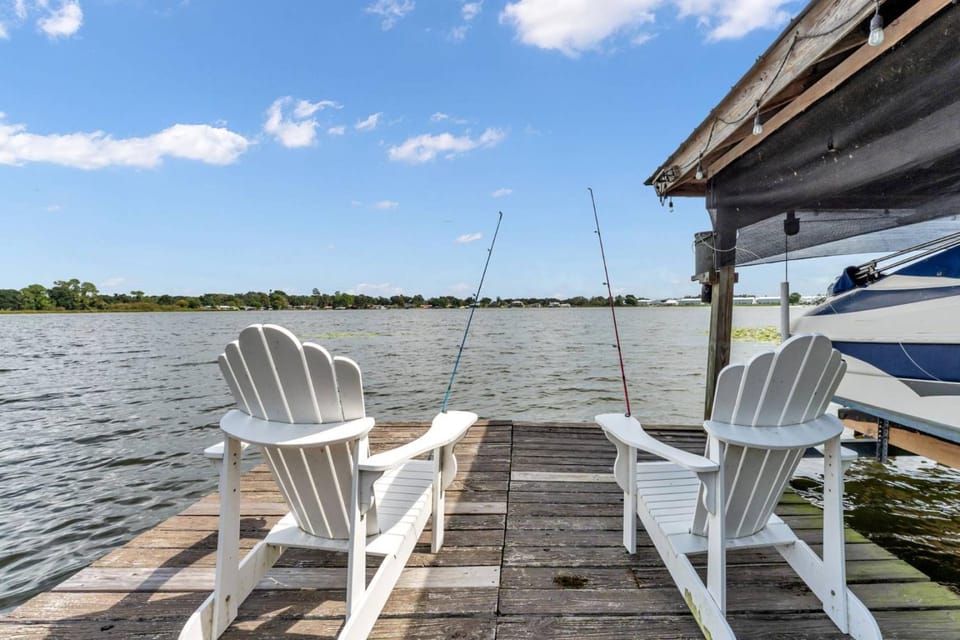 Chain of Lakes - Sunrise on Lake Idylwild - Tiki Bar, Dock & Kayaks - Legoland House in Auburndale