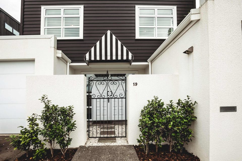Buller Noire - luxury New Plymouth oceanview home House in New Plymouth