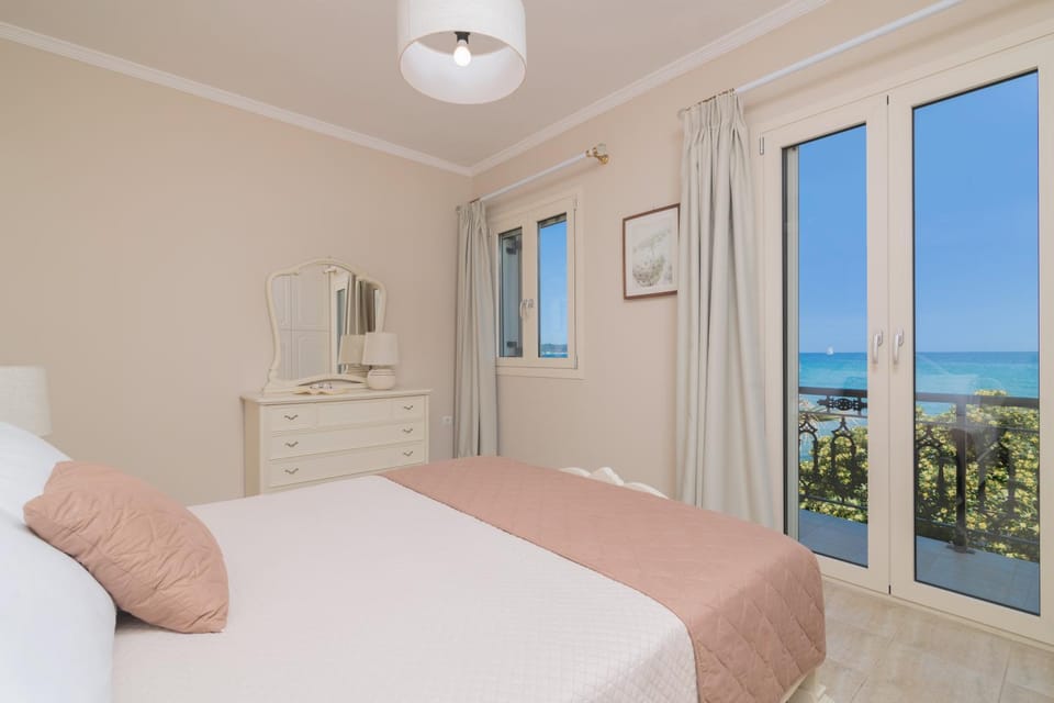 Photo of the whole room, Sea view