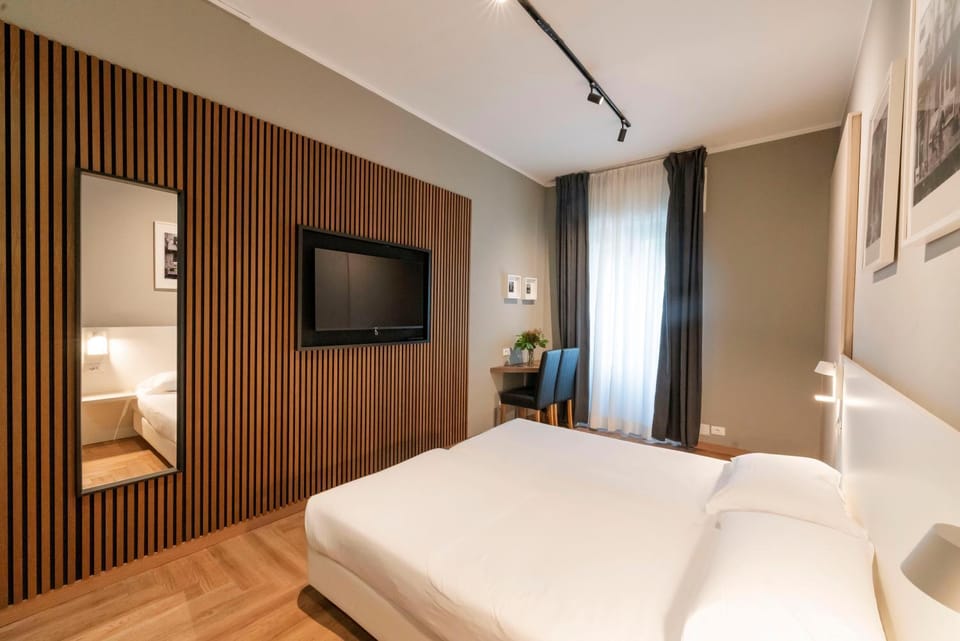 Bed, TV and multimedia, Photo of the whole room, Bedroom