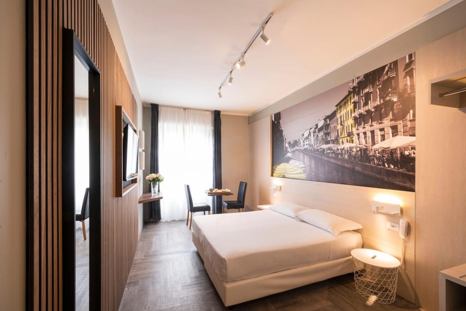 Bed, TV and multimedia, Photo of the whole room, Bedroom