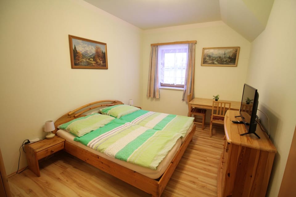 Bed, TV and multimedia, Photo of the whole room, Bedroom, hair dresser