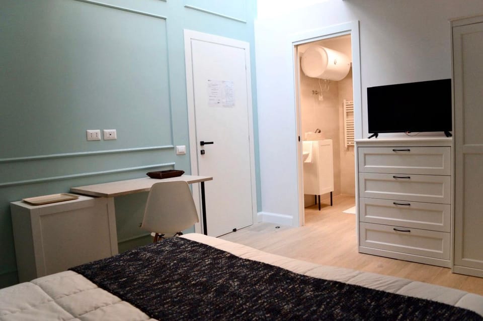 Bed, TV and multimedia, Photo of the whole room, Bedroom