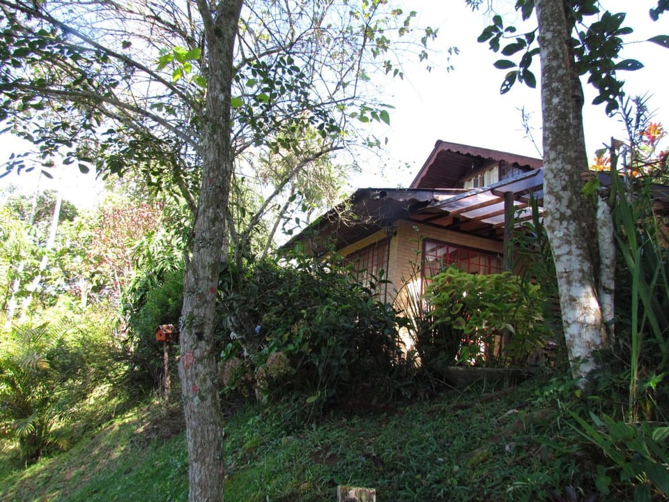 Chalé Pakere Montanha Lumiar - Conforto a mais de 1000 metros de altitude junto a natureza, wifi, piscina, sauna e água de nascente - locação do chalé sem prestação de serviços Chalet in State of Rio de Janeiro