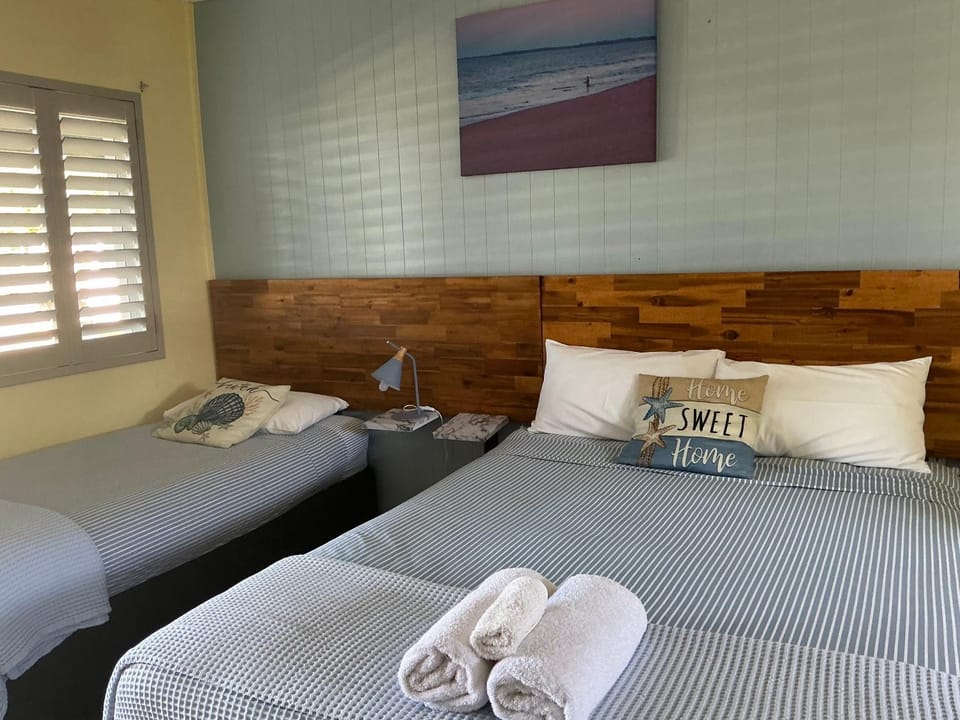 Moore Park Beach Inn Motel in Moore Park Beach