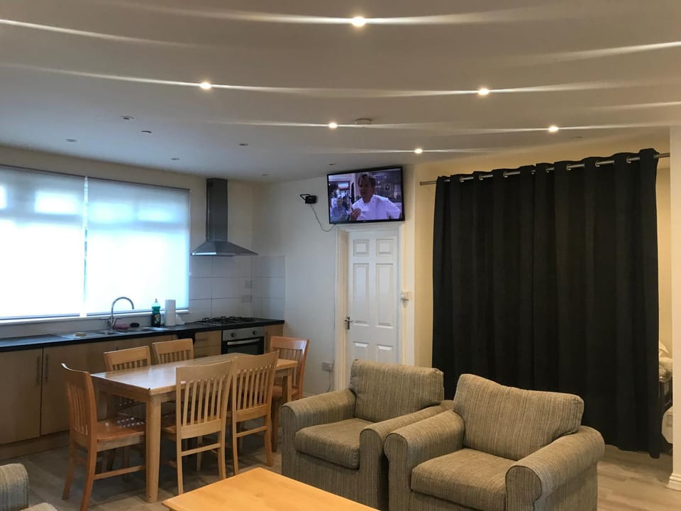 Spacious Entire Two Double Bedrooms Flat, N 3 Apartment in Great Yarmouth