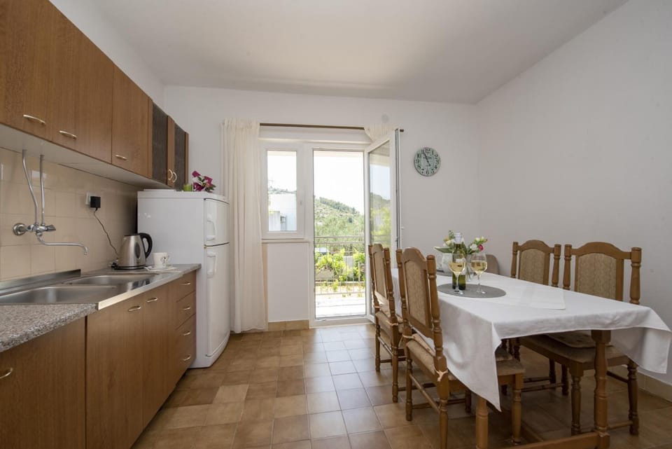 Kitchen or kitchenette, Dining area