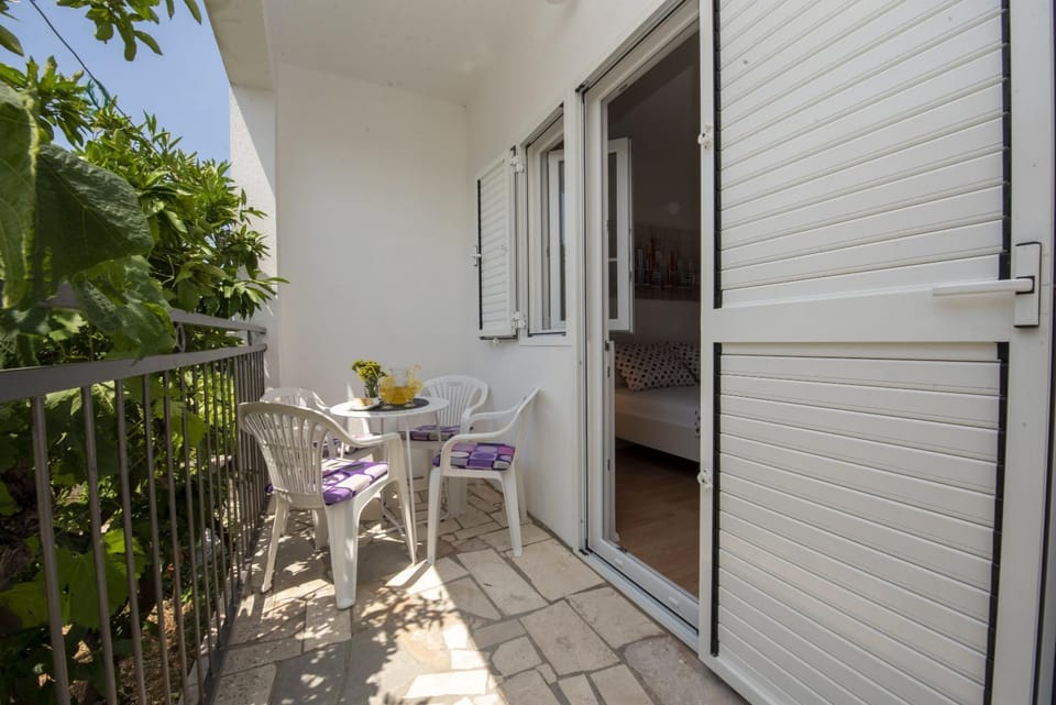 Facade/entrance, Balcony/Terrace