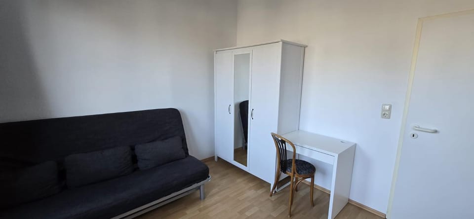 Photo of the whole room, Bedroom, wardrobe