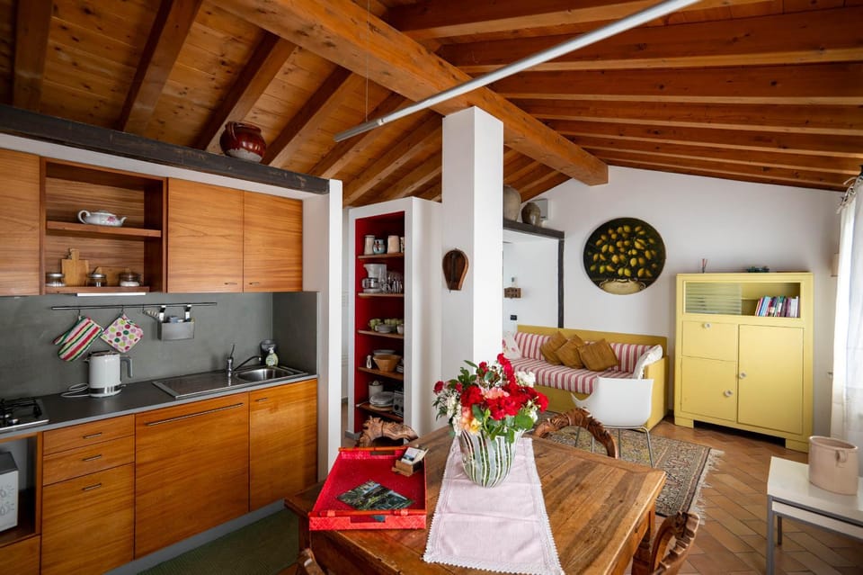 Kitchen or kitchenette, Dining area, minibar, wardrobe