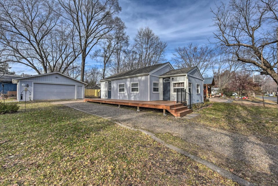 Lakeland Cottage - 1/2 Mile to St Croix River House in Lake Saint Croix Beach