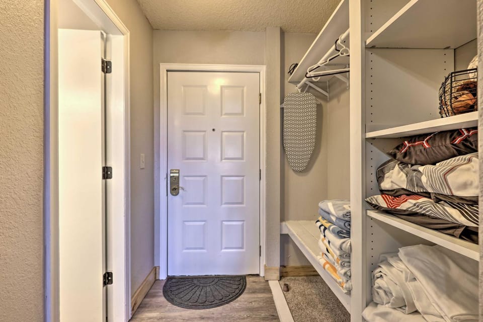 2 Mi to Skiing: Studio w/ Pool Access in Granby! Apartment in Granby