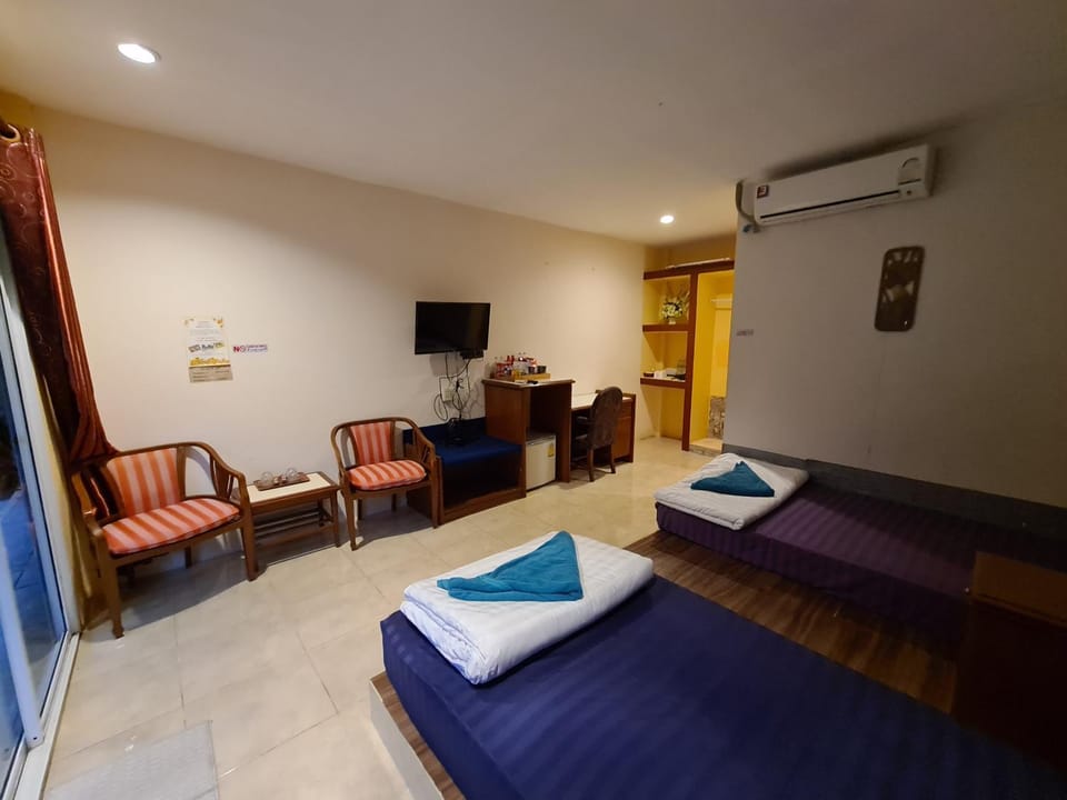 Bed, Living room, Photo of the whole room, Bedroom, air conditioner