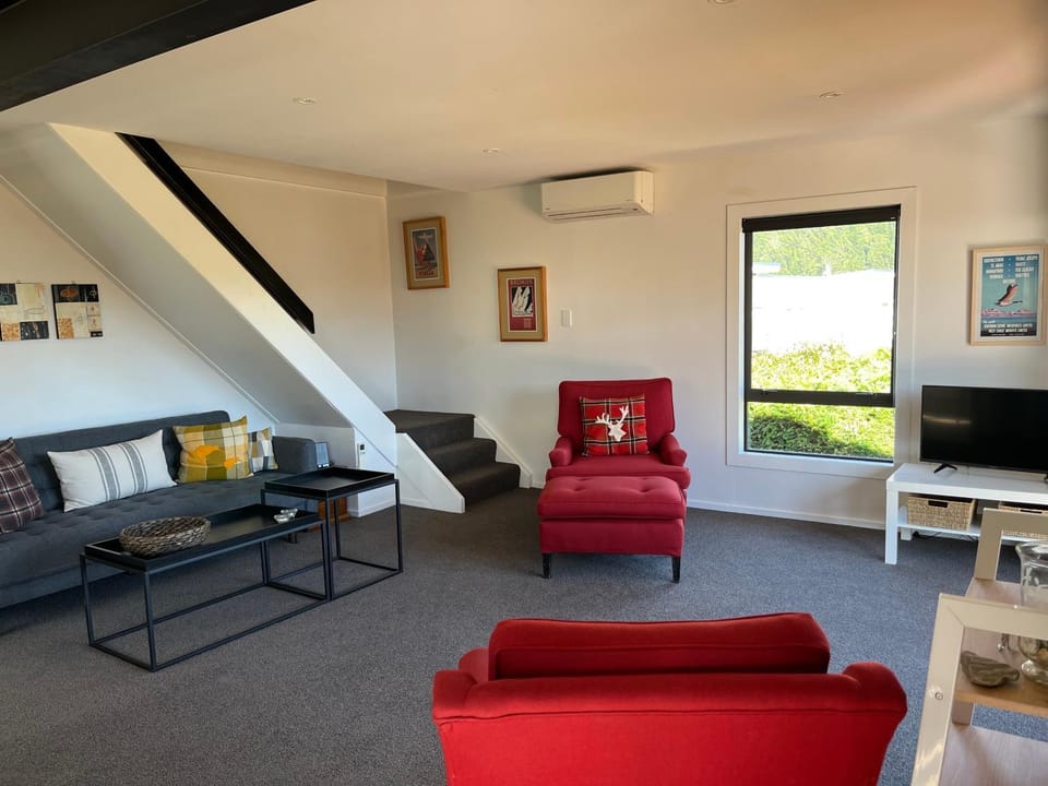 Views on Parry - Lake Hāwea Holiday Home House in Otago