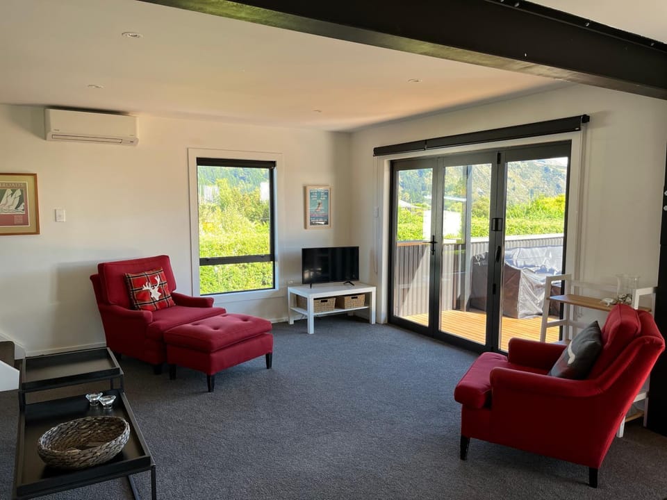 Views on Parry - Lake Hāwea Holiday Home House in Otago
