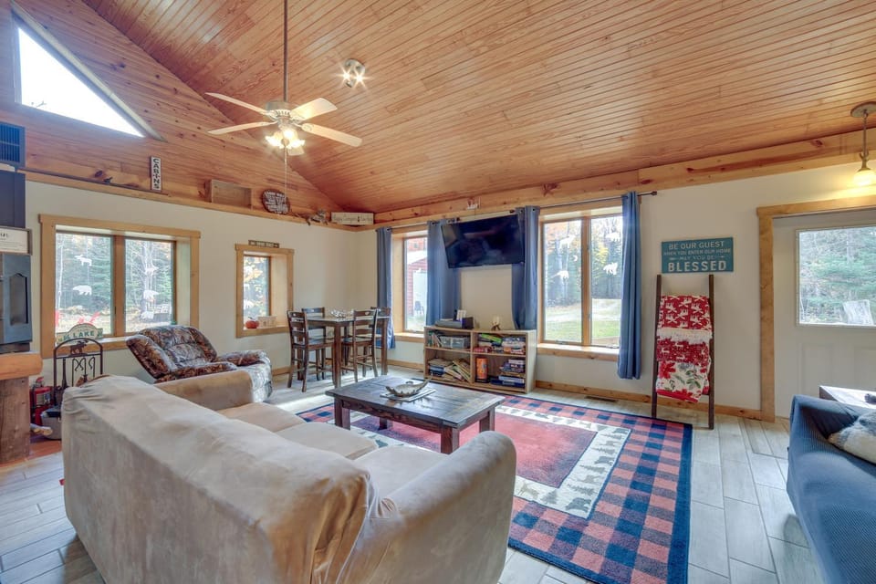 Paradise Cottage: Trail Access Nearby House in Whitefish Township