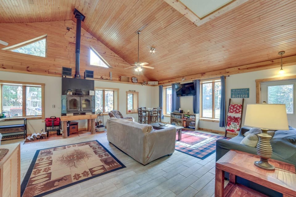 Paradise Cottage: Trail Access Nearby House in Whitefish Township