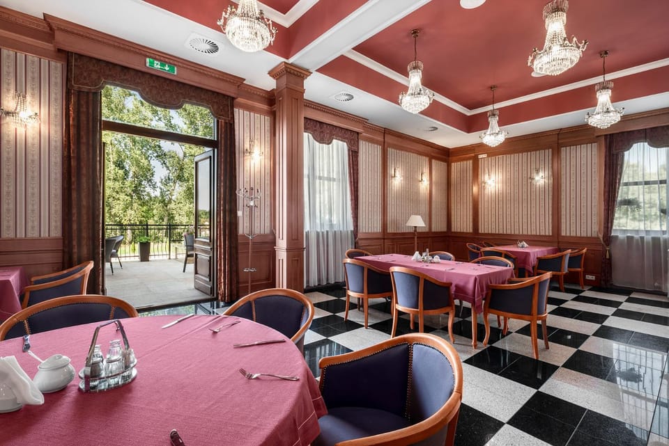 Restaurant/places to eat, Natural landscape, Garden view, Meals, Lunch, Dinner, Alcoholic drinks, Non alcoholic drinks