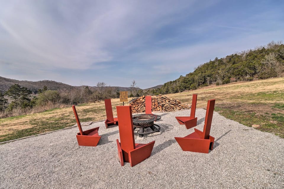 Pet-Friendly Studio w/ Loft & Mountain Views! Apartment in Arkansas