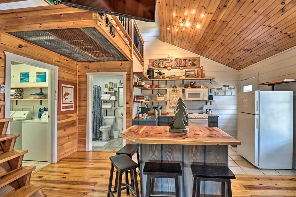 Cheery Pet-Friendly Studio w/ Shared Fire Pit Apartment in Arkansas