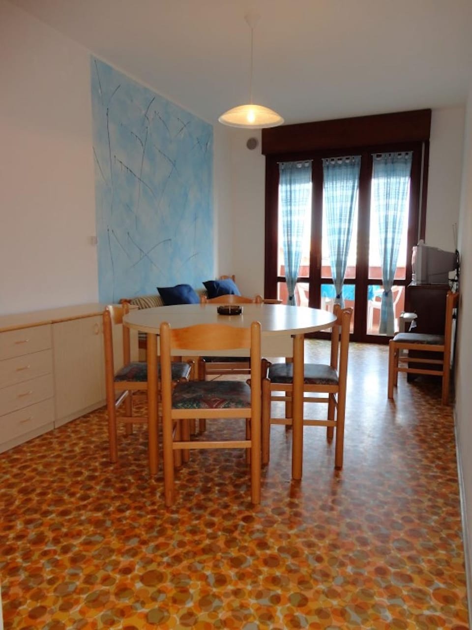 Communal lounge/ TV room, TV and multimedia, Dining area