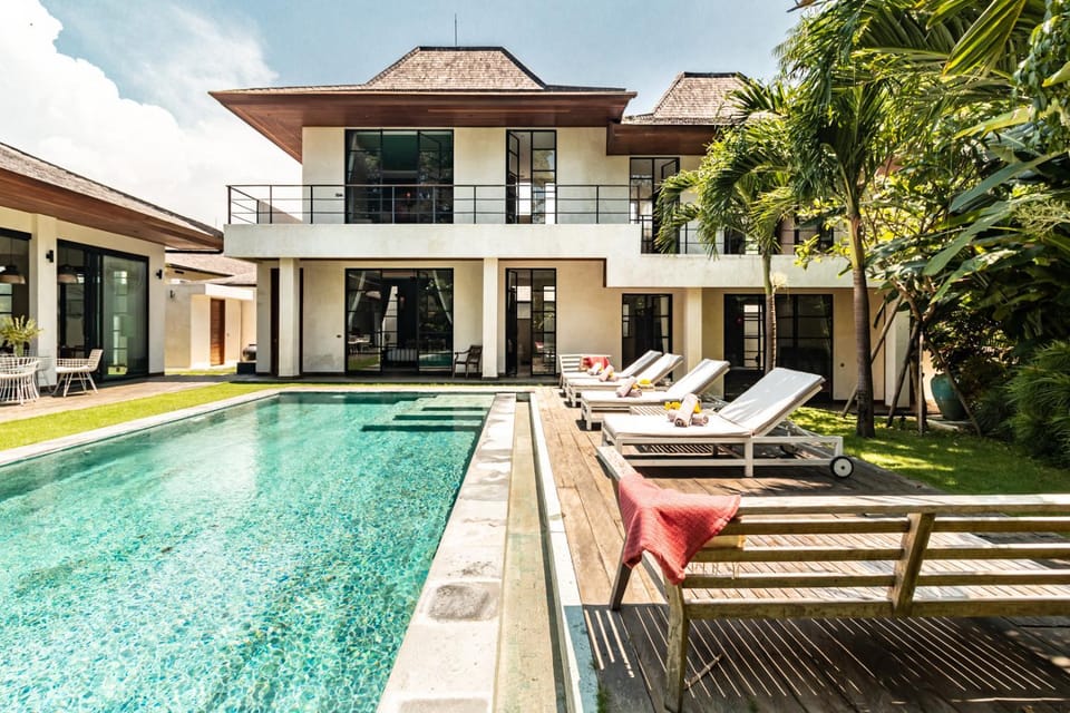 Property building, Garden, Living room, Garden view, Pool view, Swimming pool, sunbed