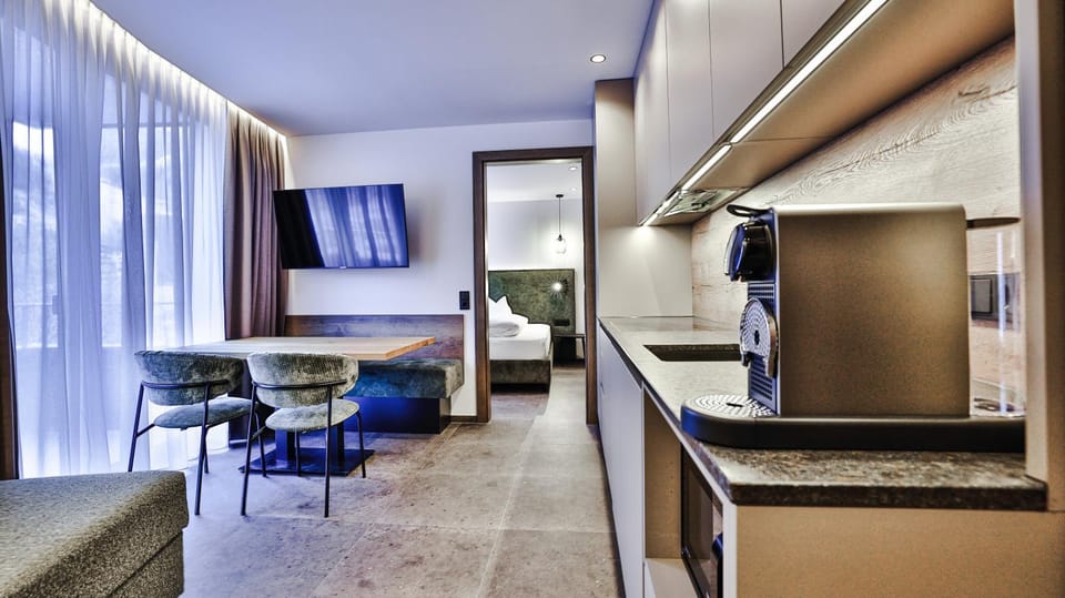 Kitchen or kitchenette, Living room