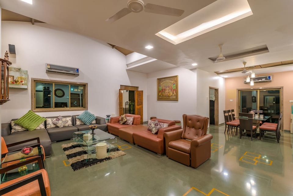 TV and multimedia, Living room, Seating area, Dining area, fireplace, air conditioner