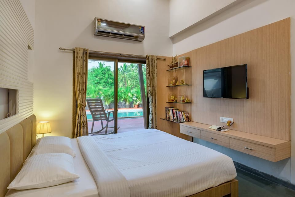 Bed, TV and multimedia, Photo of the whole room, Bedroom, Pool view, air conditioner
