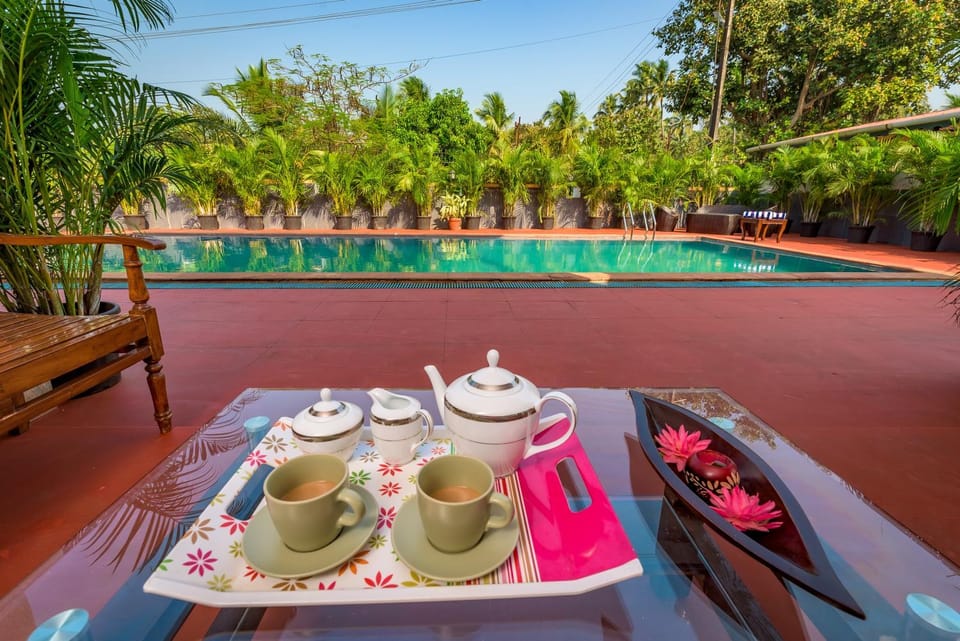 Garden, Coffee/tea facilities, Food and drinks, Seating area, Food, Pool view, Swimming pool, Breakfast