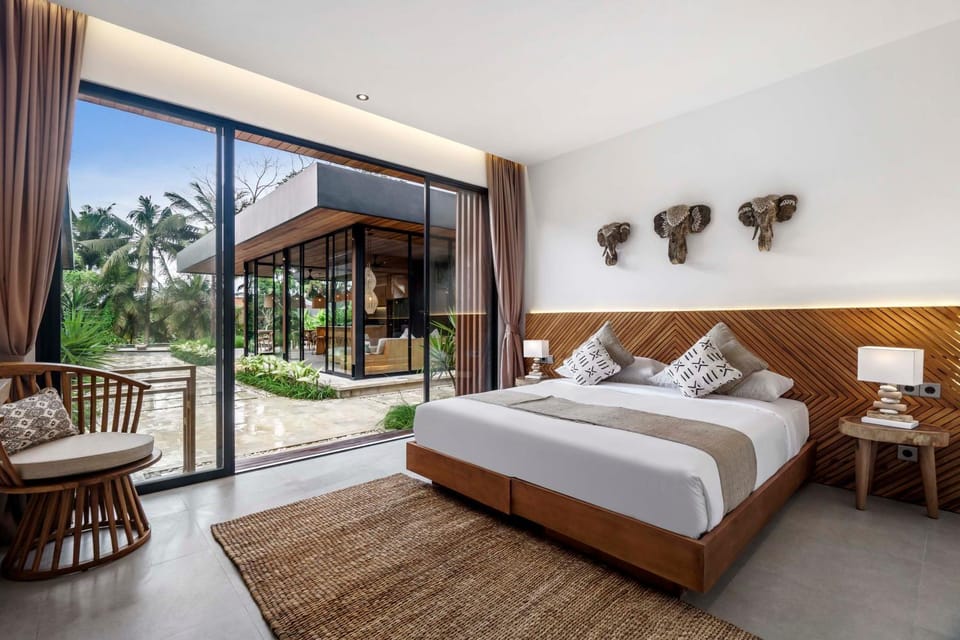 Bed, Seating area, Bedroom, air conditioner, air conditioner