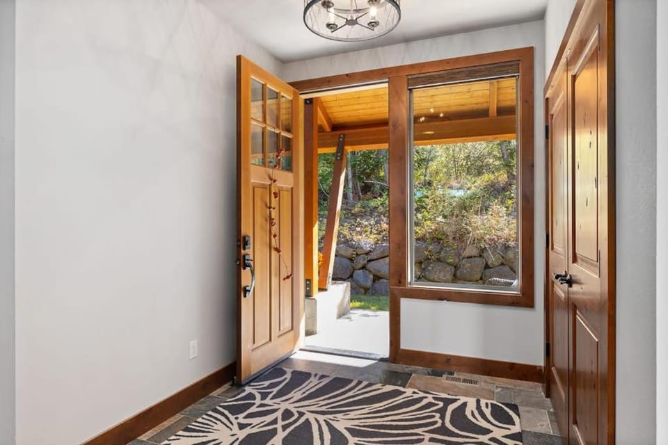 Trailside Lodge House in Kittitas County