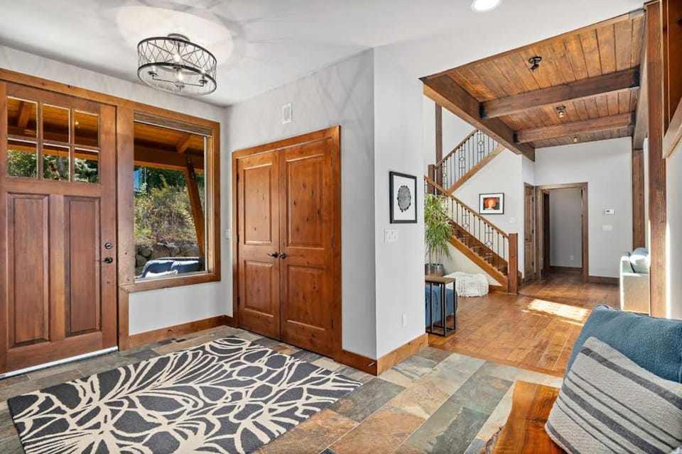 Trailside Lodge House in Kittitas County