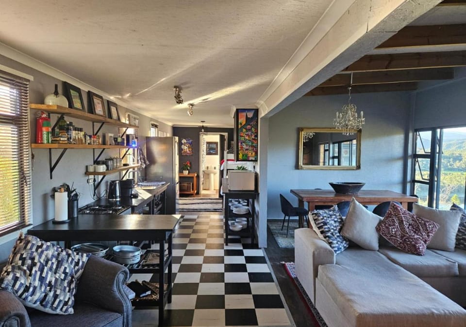 Bathroom, Dining area, kitchen