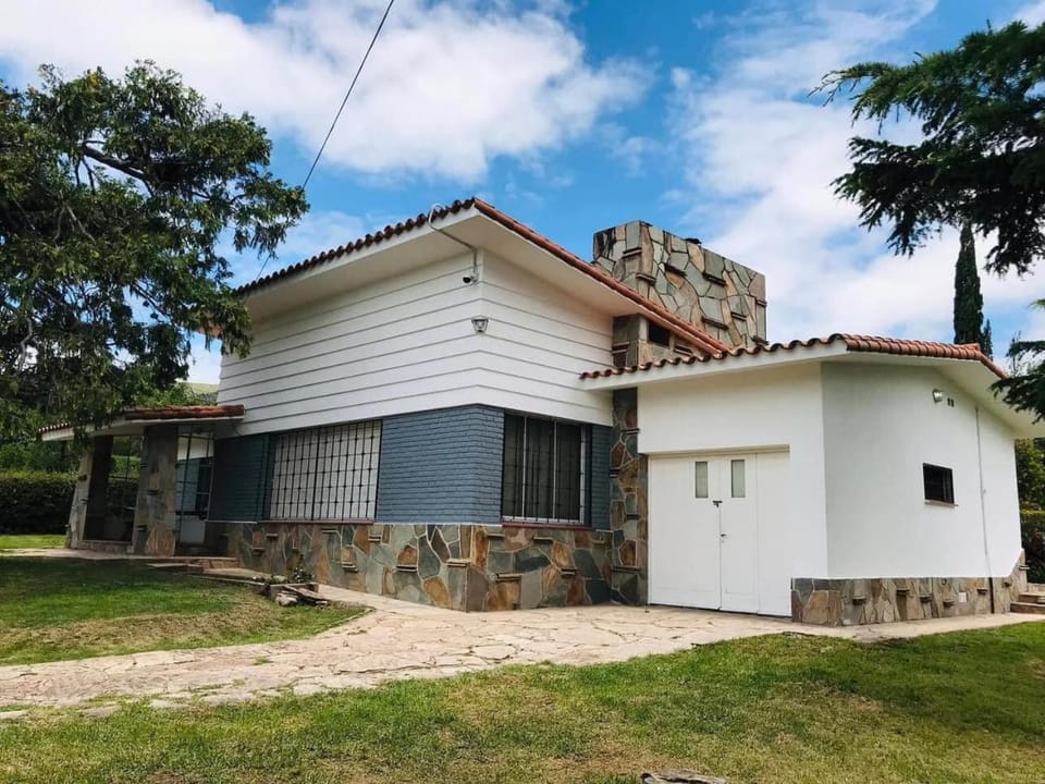 Excelente y amplio Chalet Capacidad 2 a 6 personas, La mejor ubicación de la Falda, Barrio Residencial Villa Edén, A tan solo 3 cuadras del hotel Edén y a pasos del centro de dicha localidad - Cámaras de seguridad 24hs - unidad Monitoreada House in La Falda