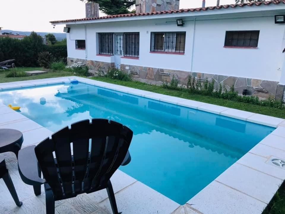 Excelente y amplio Chalet Capacidad 2 a 6 personas, La mejor ubicación de la Falda, Barrio Residencial Villa Edén, A tan solo 3 cuadras del hotel Edén y a pasos del centro de dicha localidad - Cámaras de seguridad 24hs - unidad Monitoreada House in La Falda