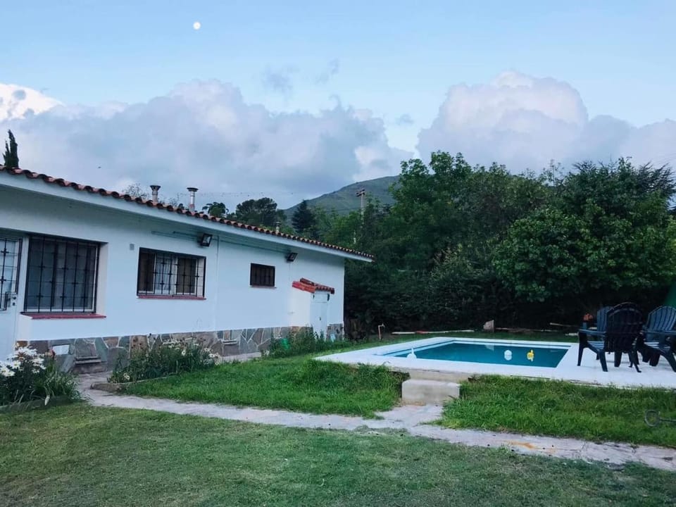 Excelente y amplio Chalet Capacidad 2 a 6 personas, La mejor ubicación de la Falda, Barrio Residencial Villa Edén, A tan solo 3 cuadras del hotel Edén y a pasos del centro de dicha localidad - Cámaras de seguridad 24hs - unidad Monitoreada House in La Falda