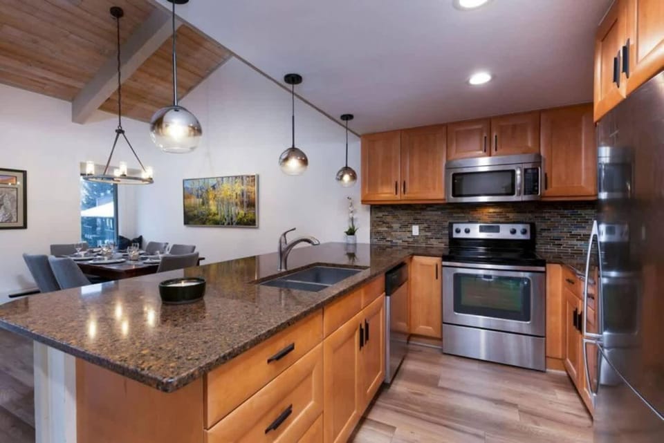 Updated 3 BR, 2 BA with Pool & Hot Tub - Stunning Mountain Views! House in Snowmass Village