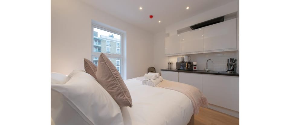 Bed, Kitchen or kitchenette, Bedroom
