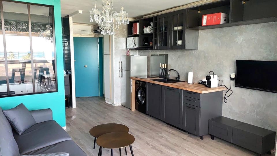 Kitchen or kitchenette, Living room