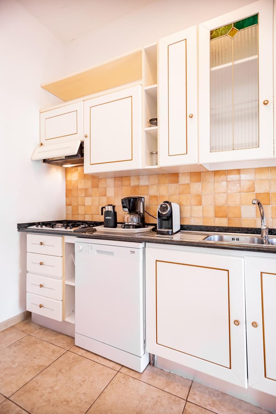 Coffee/tea facilities, Kitchen or kitchenette, dishwasher, stove