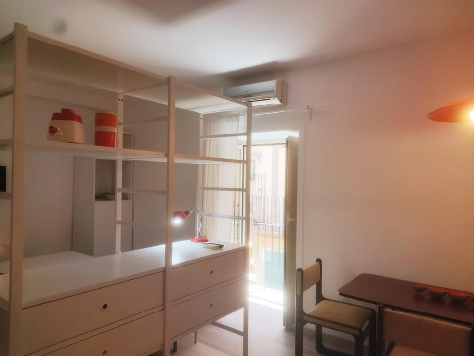 Photo of the whole room, Dining area