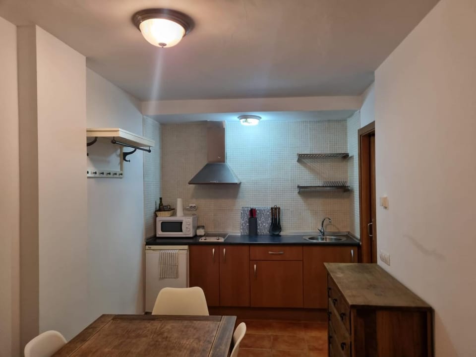 Kitchen or kitchenette, minibar