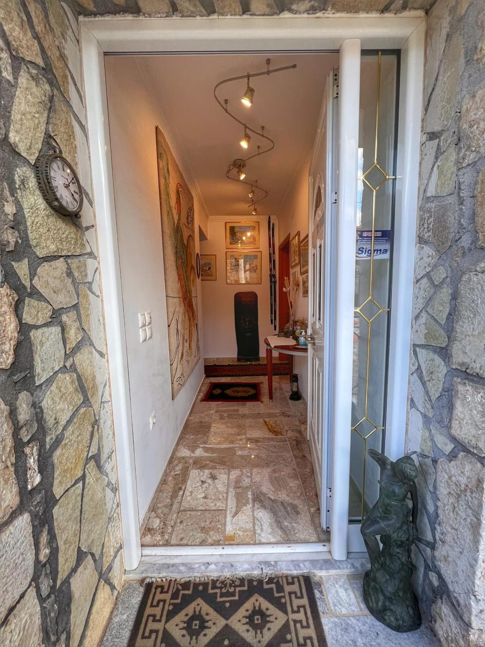 Facade/entrance