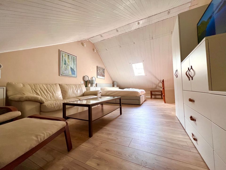 Bed, Seating area, Bedroom