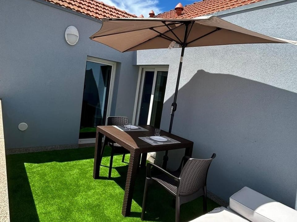 Patio, Spring, sunbed