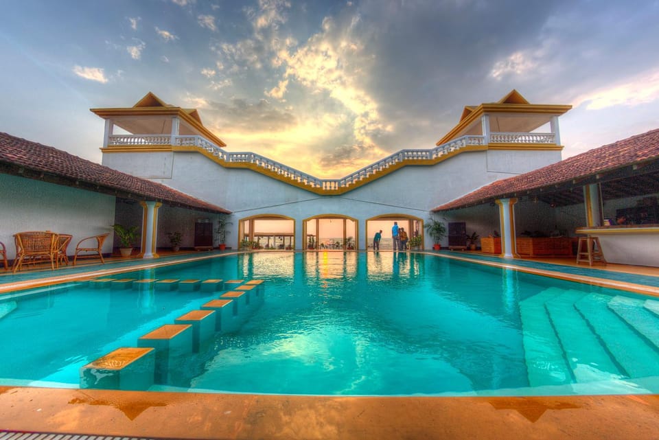 Toilet, TV and multimedia, Seating area, Dining area, Swimming pool, Swimming pool